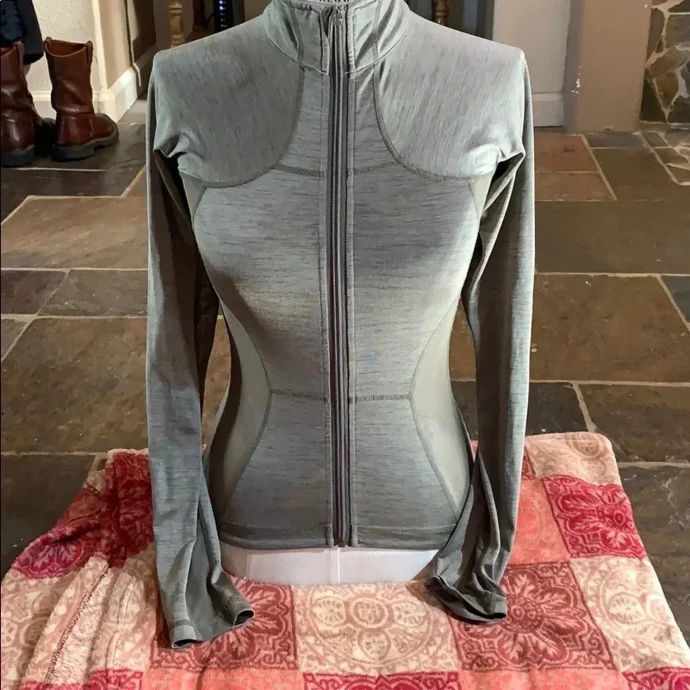 Lululemon catch me air jacket (RARE)